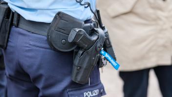 Düsseldorf 03.08.2023 Polizei Polizist Polizisten Streife Polizeistreife Polizeibeamte Polizeibeamter Fussstreifen Blaul