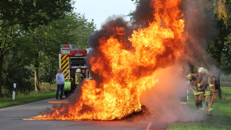 Auto brennt an A23-Abfahrt Horst/Elmshorn aus – Feuerwehr löscht