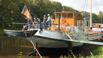 Auch das Beiboot des Küstenmotorschiffes „Johannes“ braucht ab und zu ein wenig Aufmerksamkeit. Eine Gruppe Ehrenamtlicher aus Haren kümmert sich seit Jahren um die Flotte des Schifffahrtsmuseums, die am Haren-Rütenbrock-Kanal liegt. 