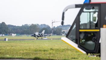 Wann immer in Jagel ein Tornado startet oder landet, sind die Mitarbeiter der Bundeswehr-Feuerwehr einsatzbereit.