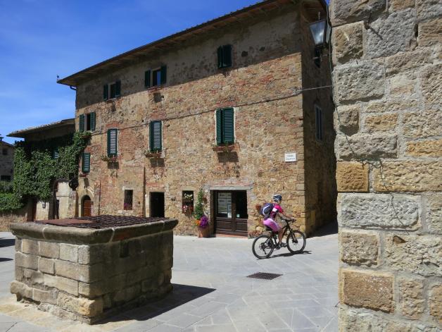 Tour in Toscana: i ciclisti possono aspettarsi città castello medievali e dolci colline con viali di cipressi.  Si consigliano biciclette elettriche.