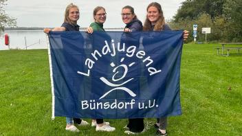 Landjugend verbindet: Hanna-Sophie Lööck (von links), Deike Hansen, Levke Anders und Selina Schröder mögen an der Landjugend Bünsdorf und Umgebung am meisten, dass die Mitglieder eine Gemeinschaft bilden, die sich gegenseitig hilft – über Altersgrenzen hinweg.