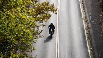 Ein Motorradfahrer auf der Spur