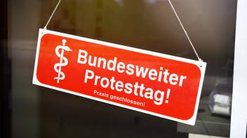 FOTOMONTAGE, Schild an einer Eingangstür mit Aufschrift Bundesweiter Protesttag, Symbolfoto Ärztestreik *** PHOTOMONTAGE