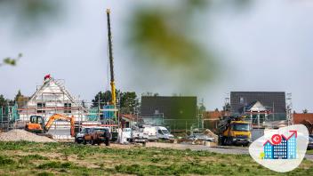 Die steigenden Bauzinsen und die höheren Anforderungen zur Energieeffizienz von Gebäuden haben Folgen für den lokalen Immobilienmarkt: Teilweise gehen Preise für Bestandsimmobilien um bis zu 30 Prozent zurück.