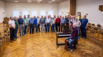 Gut vorbereitet auf das Jubiläums-Chorfest am 14. Oktober: der Männerchor Süderbrarup unter der Leitung von Hans-Walter Schulz.