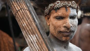 Die Stämme der Korowai leben in einem Gebiet im südöstlichen West-Papua Indonesiens. Die Weltöffentlichkeit erlangte erst in den 1980er-Jahren Kenntnis von ihnen.