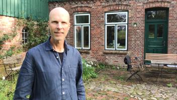 Florian Knöppler auf seinem Hof in Altenmoor: Schreiben erfordert viel Disziplin. 