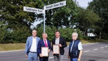 Feierten gemeinsam die Straßen-Widmung in Oststeinbek: Bürgermeister Jürgen Hettwer, Marc Russell aus Caddington, Amtsvorsteher Sebastian Tappe und der Oststeinbeker Bürgervorsteher Hans-Joachim Vorbeck (v.l.).