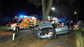 Unfall auf der B208, Oldesloer Straße in Berkenthin, Seat rast gegen Baum