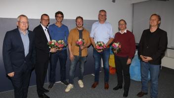 Die Bürgermeisterkandidaten Marco Bröcker (ab Zweiter von links), Hauke Röben, Paul Hoffmann, Thomas Voerste  und Jörg Heuer stellten sich den Fragen der Leser sowie von Florian Kleist, Reporter-Chef beim A.Beig-Verlag, und René Erdbrügger, verantwortlich für die Pinneberg-Redaktion.