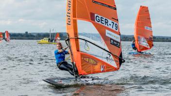 Jenny Bouhier auf dem Dümmer See beim Bundesliga-Finale im Windsurfen auf ihrem Raceboard. Sie wurde beste Dame im Feld und gewann mit dem Team des Windsurf Club Jade (WCJ) aus Wilhelmshaven den DM-Mannschafts-Titel.
