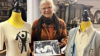 Gisela Freimark leitet des DDR- und Regionalmuseum. Sie hat hier auch ihre eigenen Erlebnisse der Vergangenheit einfließen zu lassen. So auch Kleidung, die sie und ihr Mann bei Friedensgebeten trugen. 