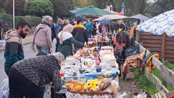 Zahlreiche Flohmarkt-Besucher waren am 3. Oktober in Niebüll auf Schnäppchen-Jagd.
