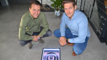 Denis Görz und Ricardo Barreto, Gründer und Inhaber des Spieleverlags Denkriesen in Quickborn