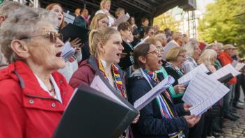 Auf dem Großflecken in Neumünster geben verschieden Chöre und Blasorchester ein kleines Konzert zum Gedenken an die Wiedervereinigung vor 33 Jahren. Die Aktion wurde vom Blasorchester aus Tungendorf angestossen. - 03.10..2023 - Foto Marcus Dewanger