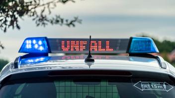 Osnabrück, Deutschland 14. September 2022: Ein Einsatzfahrzeug der Polizei steht mit Blaulicht und dem Schriftzug Unfall