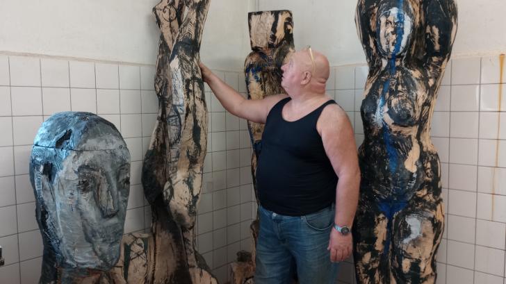 Bildhauer Marc Haselbach in seinem Atelier in Perleberg