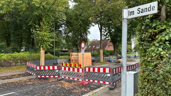 Aktuell werden im zweiten Bauabschnitt in Fockbek zwischen „Im Sande“ und der Bundesstraße 202 Fräsarbeiten auf der B203 ausgeführt und die alte Entwässerungsrinne rückgebaut. Dafür muss der Bereich voll gesperrt werden.