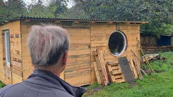 Ein Besucher der Kleingartenanlage schaut sich ein Tiny House an, das aus Paletten errichtet wurde.