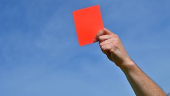 Der Platzverweis. Der Schiedsrichter zeigt die Rote Karte. München Bayern Deutschland *** The sending off The referee sh