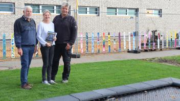 Der erste Vorsitzende des Vereins För BoHo Bernd Affeldt, Schulleiterin Wiebke Wieschendorf und Bürgermeister Harm Kähler bei der Übergabe des neuen Outdoor-Trampolins. 