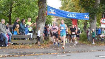 Sören Ohm (SG Athletico Büdelsdorf) mit der Startnummer 390 setzte sich schon beim Start des Hauptlaufs beim Duvenstedt Dorflauf in Alt Duvenstedt an die Spitze und siegte.