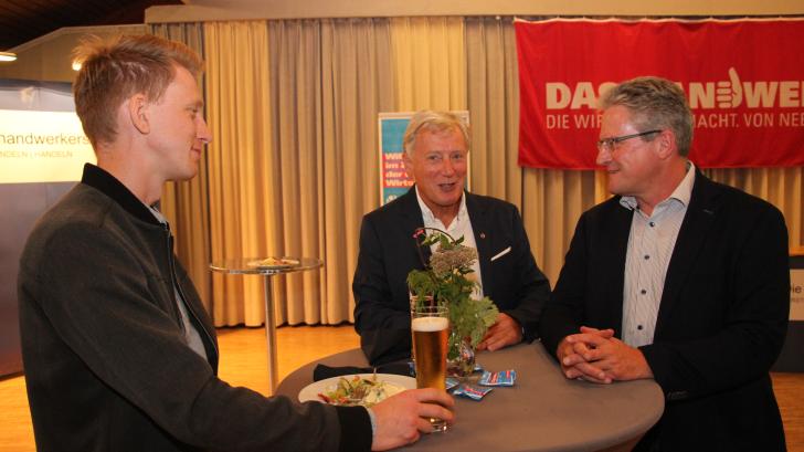 Julian und Frank Boller (Heizungs- und Sanitärtechnik Boller, St. Peter-Ording) in Gespräch mit Michael Wolf (Geschäftsführer Versicherungskontor Wolf & Haase, Husum).