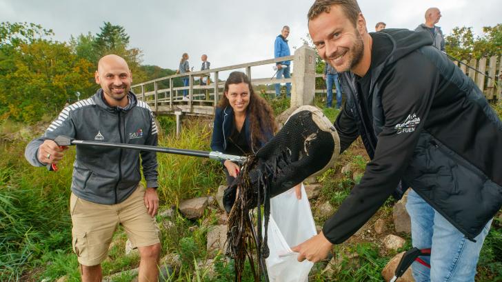 Müllsammelaktion an der Schusterkate. Im Vorfeld der Europeada wurde am Strand von Wassersleben und in der Natur rund um die Schusterkate Müll eingesammelt. Aus dem Müll sollen dann Medaillen gefertigt werden. Tore Wächter, Caroline Honervogt und Ruwen Möller mit fetter Beute. Ein Turnschuh.- 02.10.2023 - Foto Marcus Dewanger