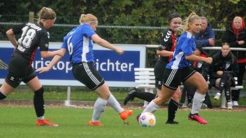 Juliana Kabuth (2. v. li.) zieht ab. Sie traf im Flens-Cup-Achtelfinale gegen den TSV Kropp doppelt beim 4:1-Sieg.