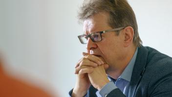 Ralf Stegner im Pressegespräch zur Halbzeitbilanz der Ampel-Koalition. - 04.10..2023 - Foto Marcus Dewanger