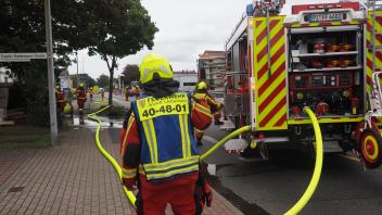 Die Feuerwehr am Tornescher Weg in Uetersen. Dort war bei Bauarbeiten eine Gasleitung beschädigt worden.