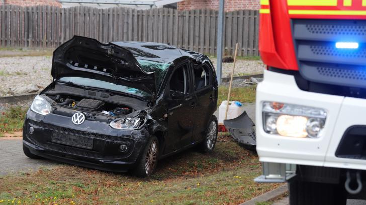 Der 19-jährige Fahrer des VW-Kleinwagens zog sich leichte Verletzungen zu. 