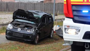 Der 19-jährige Fahrer des VW-Kleinwagens zog sich leichte Verletzungen zu. 