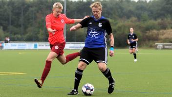 Saskia Schippmann (FC Union Tornesch, rechts) gegen Nelly Wilke (FC St. Pauli II, links)