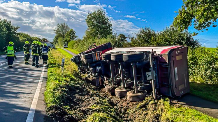 Umgestürzter Lastzug sorgt für lange Sperrung der L22 bei Nübel | SHZ