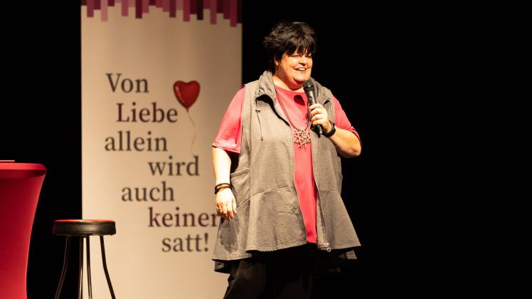 Von Liebe Allein Wird Auch Keiner Satt Comedian Ingrid Kühne im ausverkauften Theater Melle zu Gast