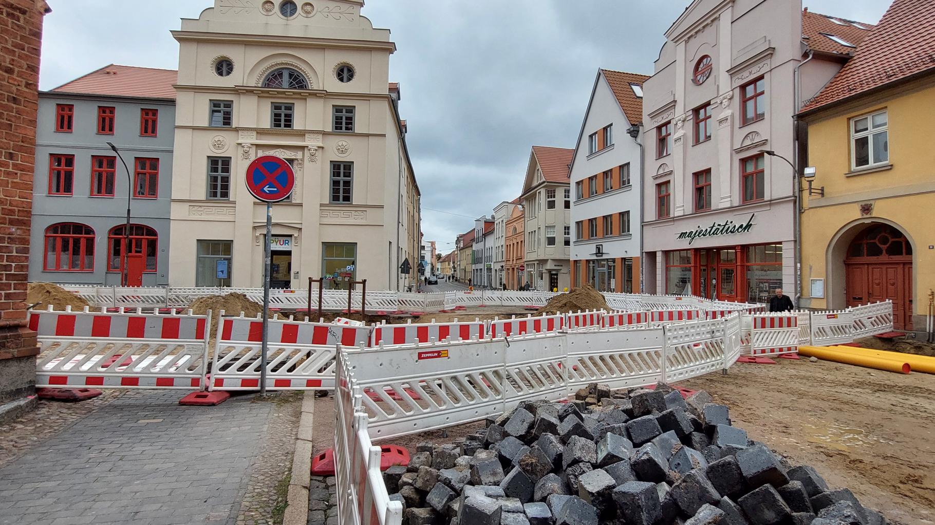 Händler in Güstrower Domstraße sehen ihre Geschäfte in Gefahr – nun reagiert die Stadt