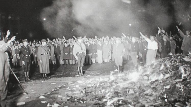 1933 Nazis verbrannten Bücher auf dem Paradeplatz in Rendsburg