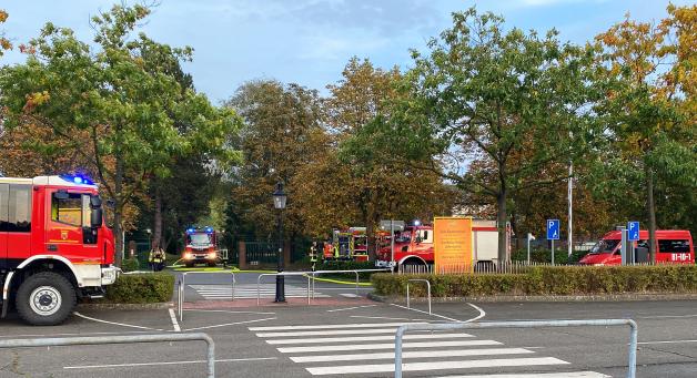 Einsatzfahrzeuge der Feuerwehr stehen vor dem Freizeitpark Heidepark Soltau.