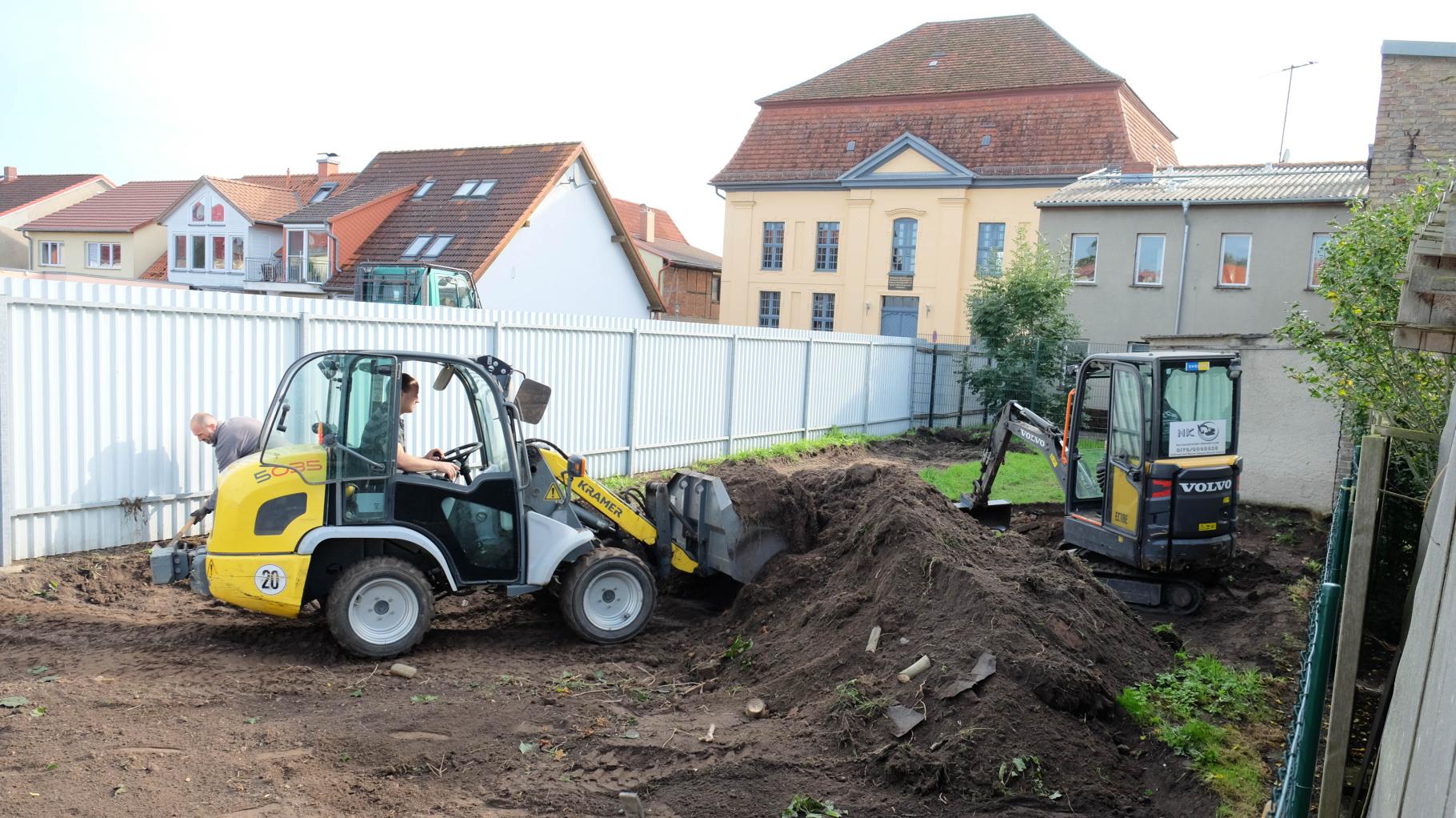 Lehrer und Eltern legen neuen Garten für Freie Schule Bützow an