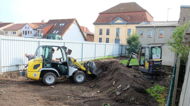 Lehrer und Eltern legen neuen Garten für Freie Schule Bützow an SVZ