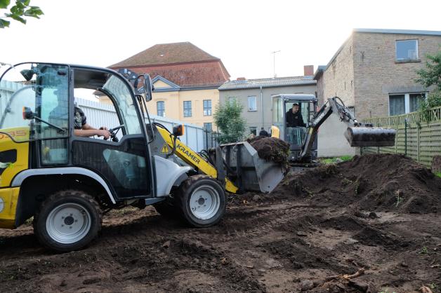 Lehrer und Eltern legen neuen Garten für Freie Schule Bützow an SVZ