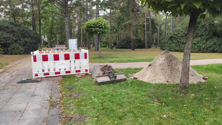 Die Bauarbeiten an der Wasserleitung auf dem Glinder Friedhof haben begonnen.