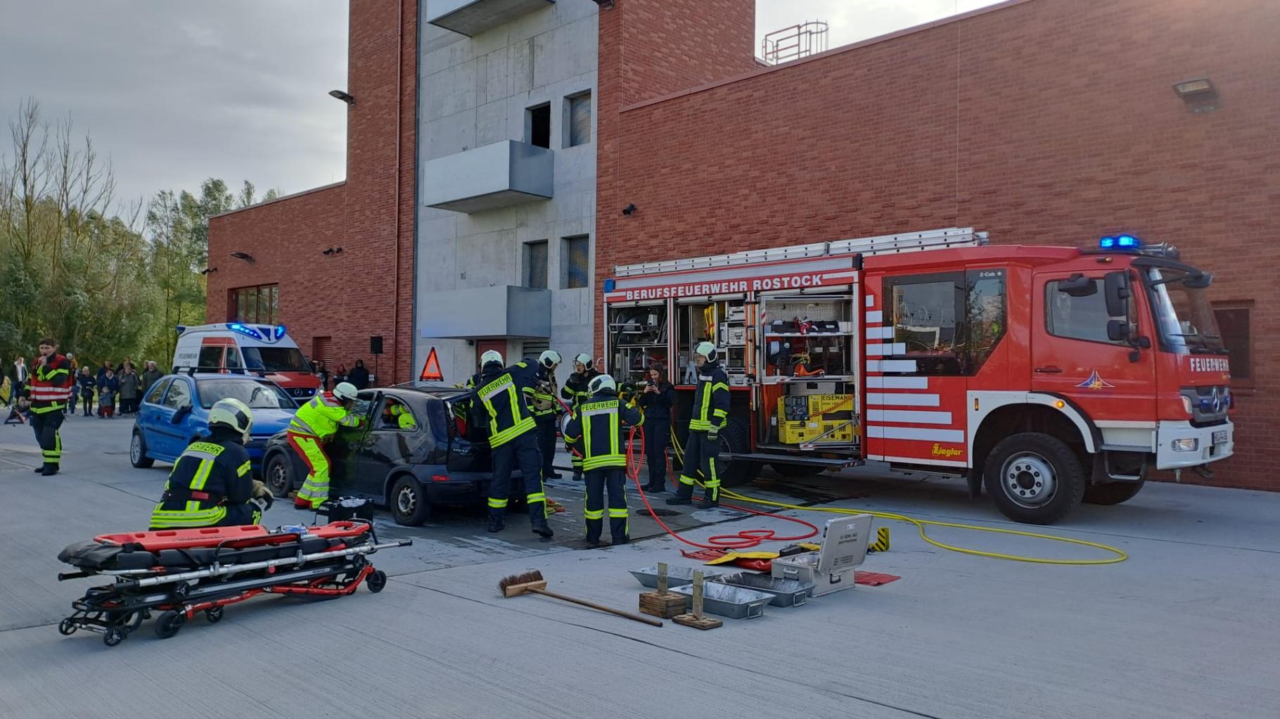 Höhenrettung, Löschen, Autounfall: Rostocker Feuerwehr gewährt Einblick in Arbeitsalltag