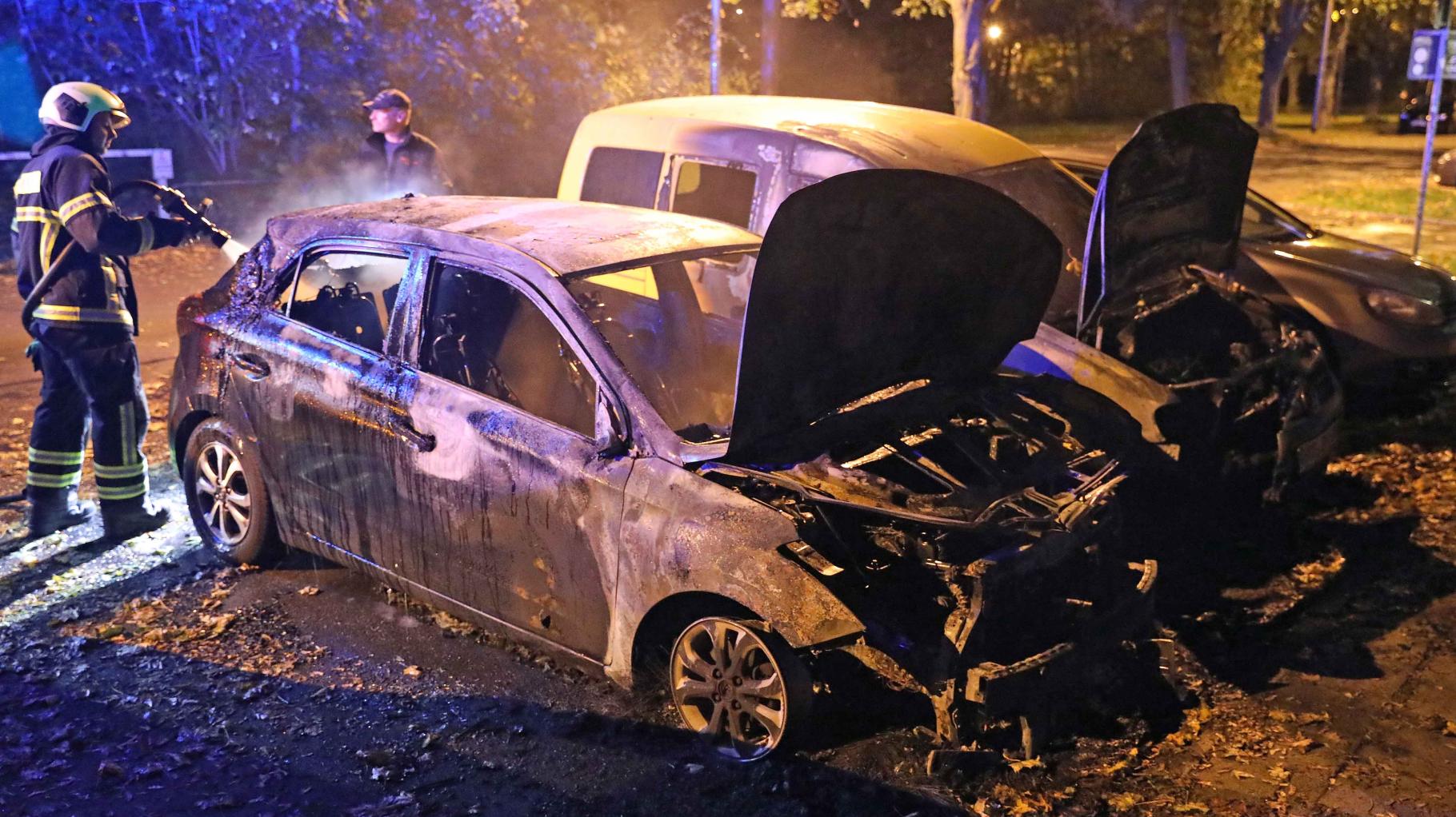 Zwei geparkte Fahrzeuge in Rostock brennen aus – Polizei fahndet nach Brandstiftern 