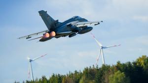 Eine Militärmaschine vom Typ Tornado startet auf dem Flugplatz Rostock-Laage: Auf dem Fliegerhorst in Rostock-Laage ist heute die Übung „Baltic Hunter 2023“ gestartet.  Zirka 50 Luftfahrzeuge sind in den kommenden zwei Wochen im Einsatz. Bei den Szenarien stehen laut Bundeswehr Übungen wie Luftangriff, Luftverteidigung, taktischen Lufttransport und Luftbetankung über Nord- und Ostdeutschland im Mittelpunkt. 16.10.2023 Foto Volker Bohlmann