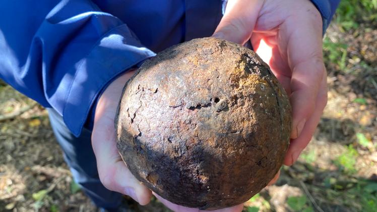Beinahe traf sie einen Bauern Alte Kanonenkugel wiederentdeckt