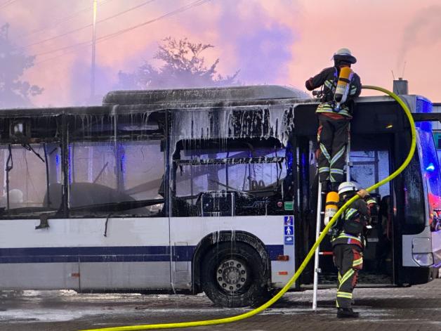 Feuer In Norderstedt: Linienbus Brennt Auf Betriebshof Aus | SHZ