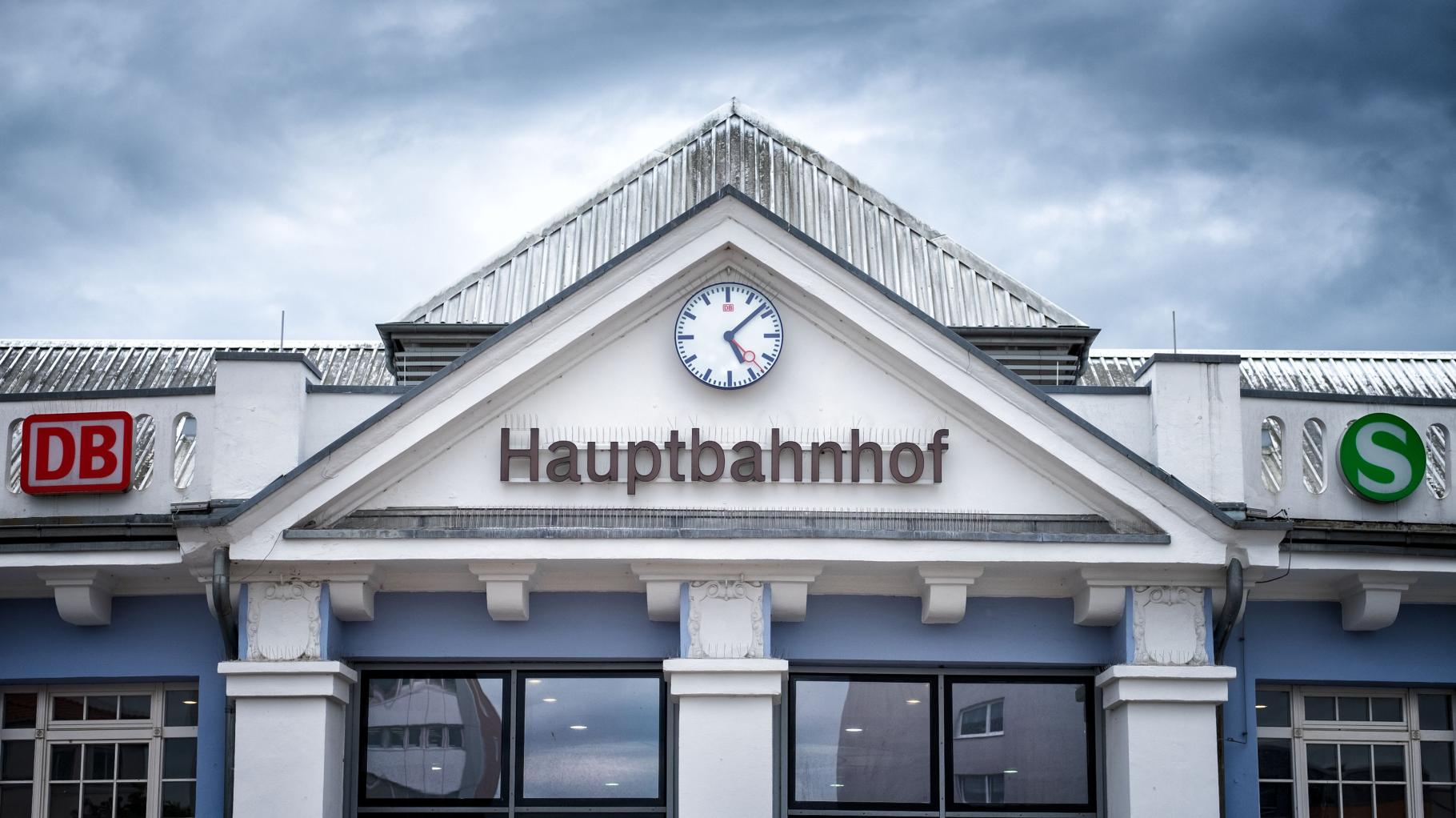 Hauptbahnhof Rostock gesperrt: Polizei untersucht verdächtigen Koffer